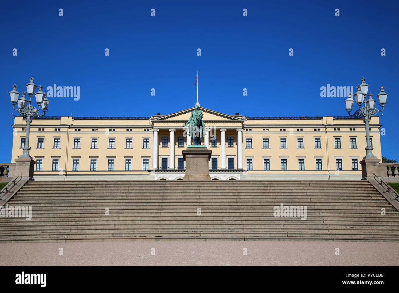 Il Royal Palace e la statua del re Karl Johan XIV a Oslo, Norvegia Foto Stock