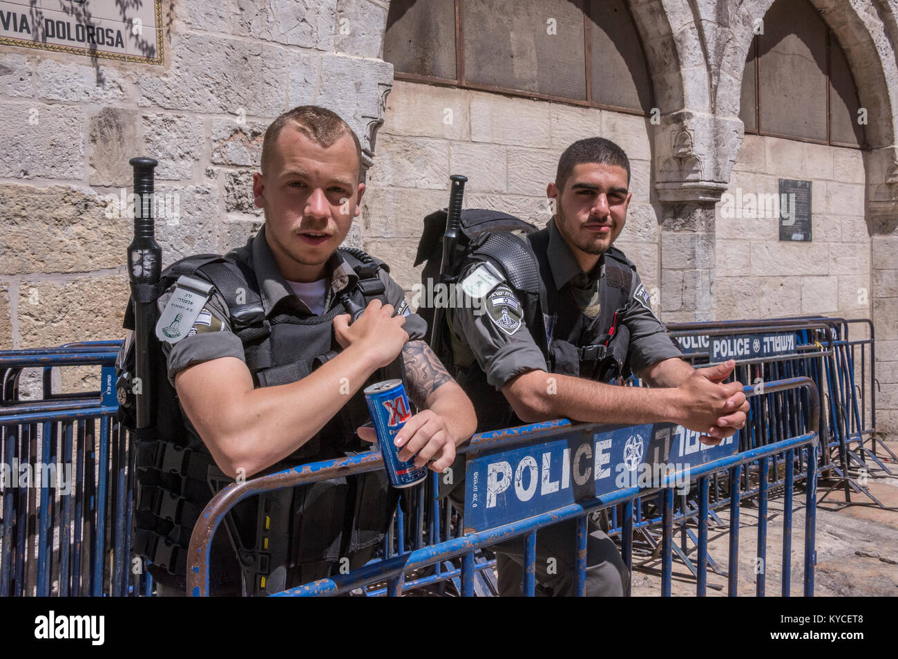 Due giovani uomini militare, la gestione della sicurezza per le strade della città vecchia di Gerusalemme, Israele Foto Stock