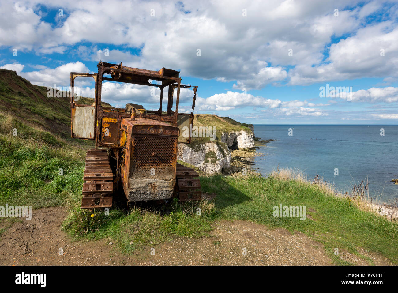 Vecchio trattore al di sopra di uno scalo a nord di atterraggio, Flamborough, North Yorkshire, Inghilterra. Foto Stock