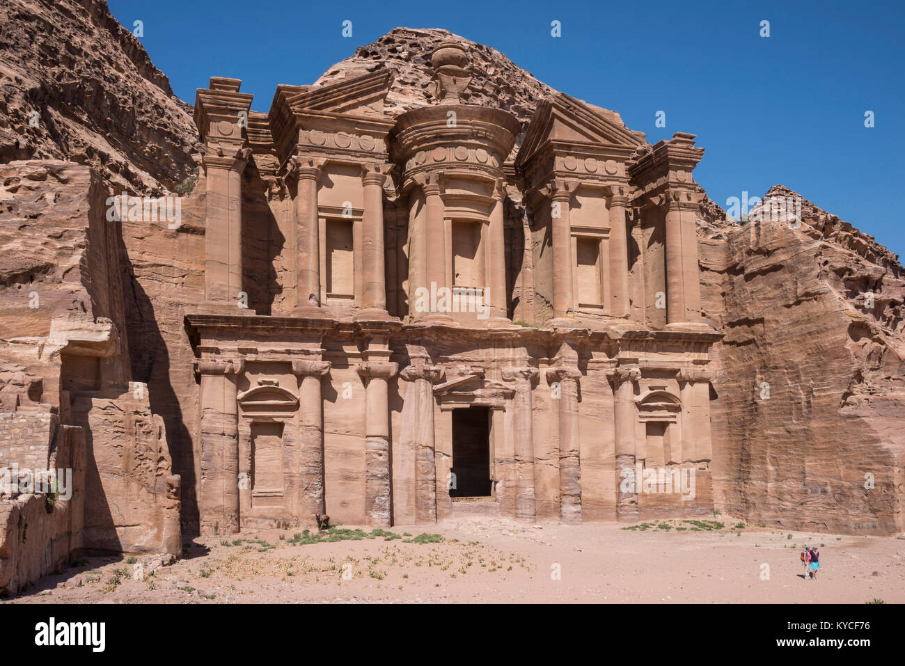 Il monastero, un edificio scolpito nella roccia, nell'antica città di Petra, Giordania Foto Stock