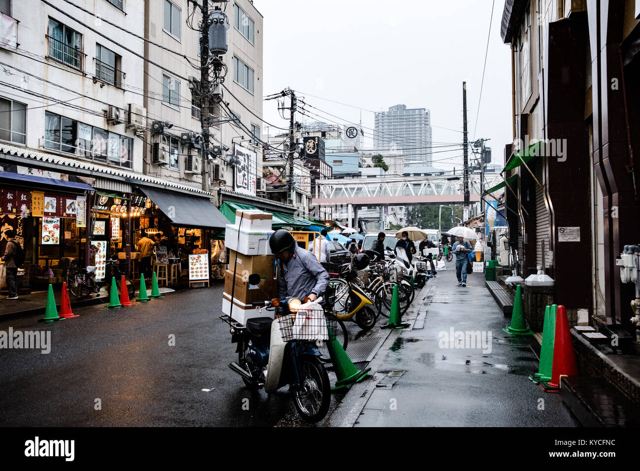 Scena di strada presso il mercato del pesce di Tsukiji, Chuo Ward, Tokyo, Giappone Foto Stock