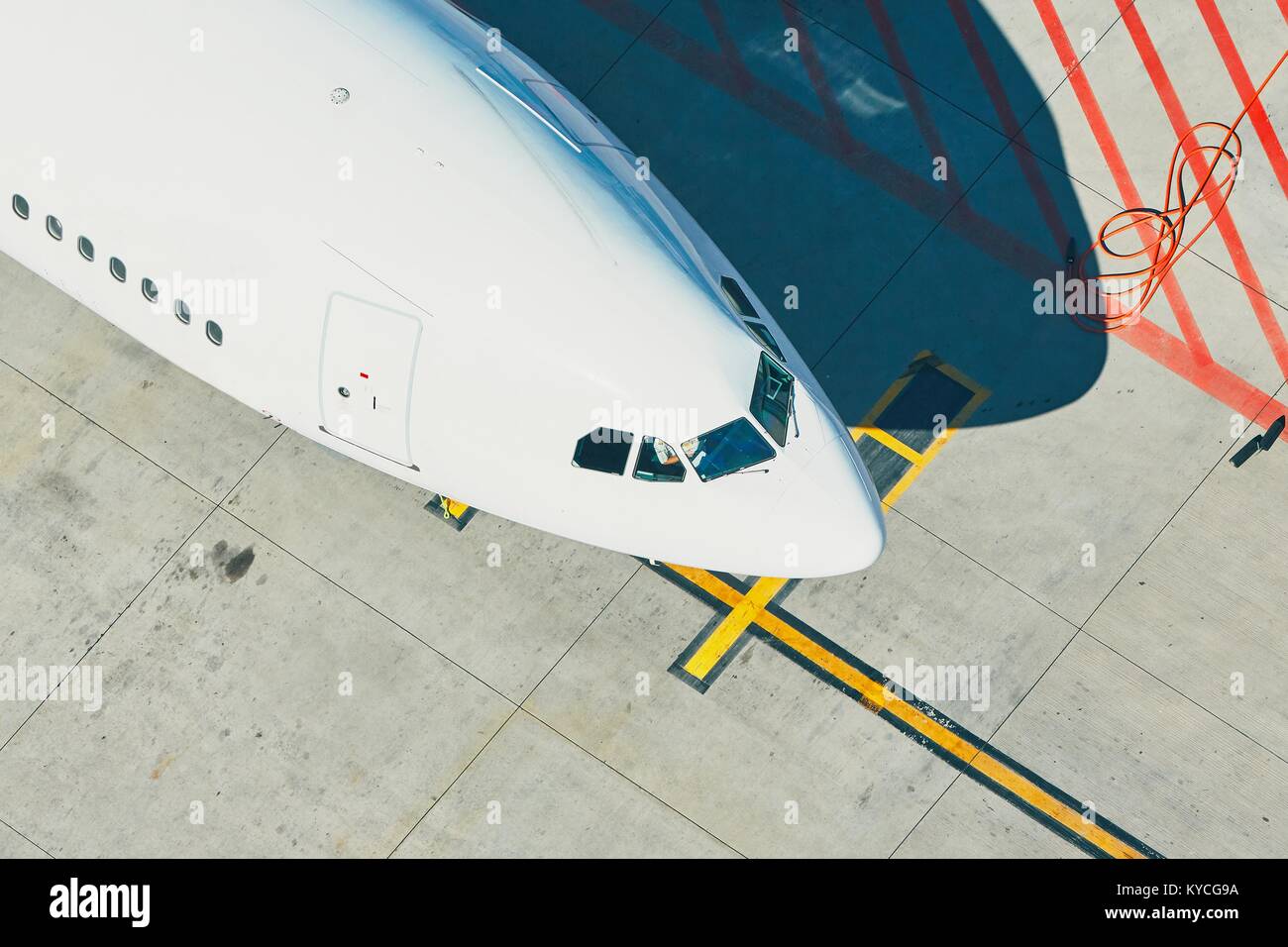 Vista aerea dell'aeroporto. L'aereo è la preparazione prima del decollo. Foto Stock