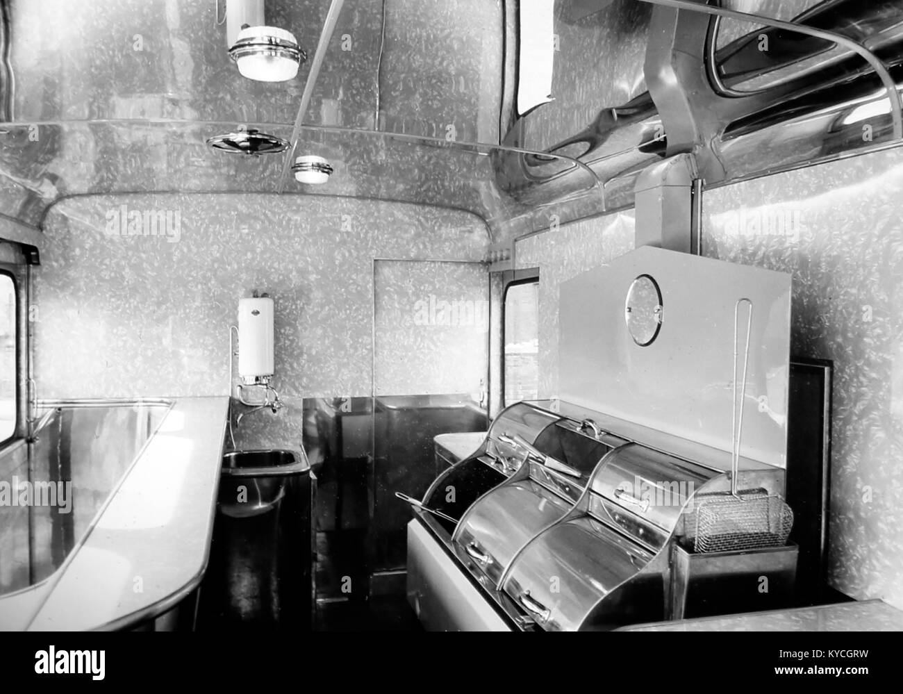 Pesce mobili e chip van, probabilmente 1940s (vedere 'esterne' foto della stessa van) Foto Stock