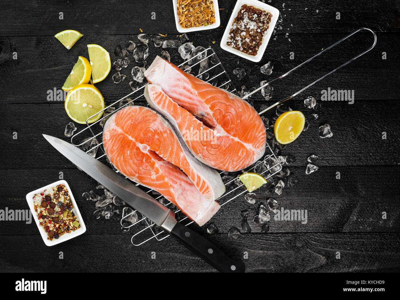 Bistecca di salmone su tavoli in legno nero vista superiore Foto Stock