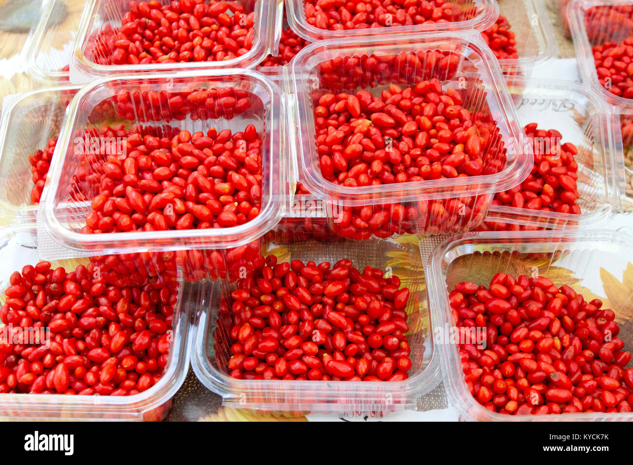 Goji. Godji. Godgy. Fresche biologiche goji, goji berry o wolfberry frutti nella coppa in plastica. frutta vitamine sfondo Foto Stock