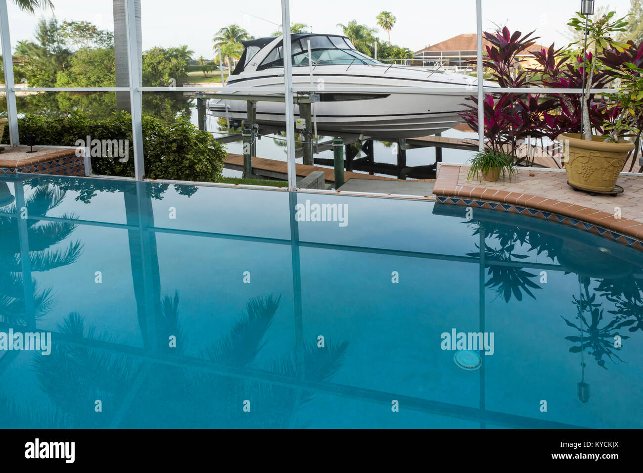 Home inground piscina nel cortile con la griglia di protezione, Florida del Sud, Cape Coral, Stati Uniti d'America Foto Stock