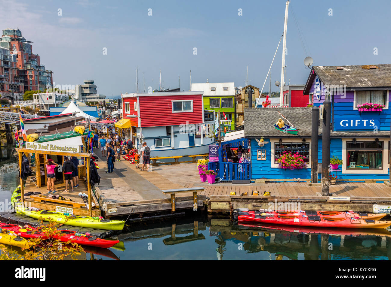 Fisherman Wharf in Victoria Canada una attrazione turistica con cibo chioschi, negozi unici e flottazione case o case galleggianti Foto Stock