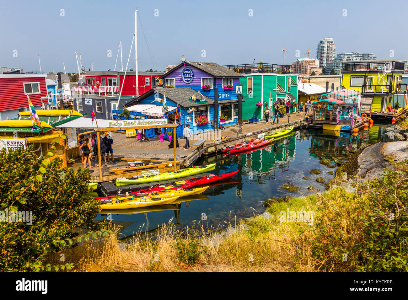 Fisherman Wharf in Victoria Canada una attrazione turistica con cibo chioschi, negozi unici e flottazione case o case galleggianti Foto Stock
