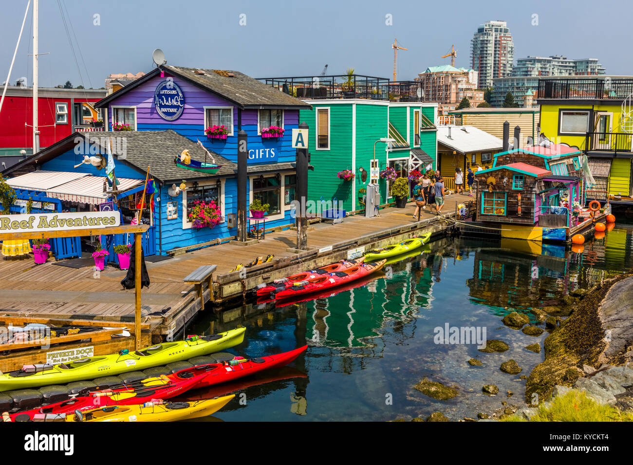 Fisherman Wharf in Victoria Canada una attrazione turistica con cibo chioschi, negozi unici e flottazione case o case galleggianti Foto Stock
