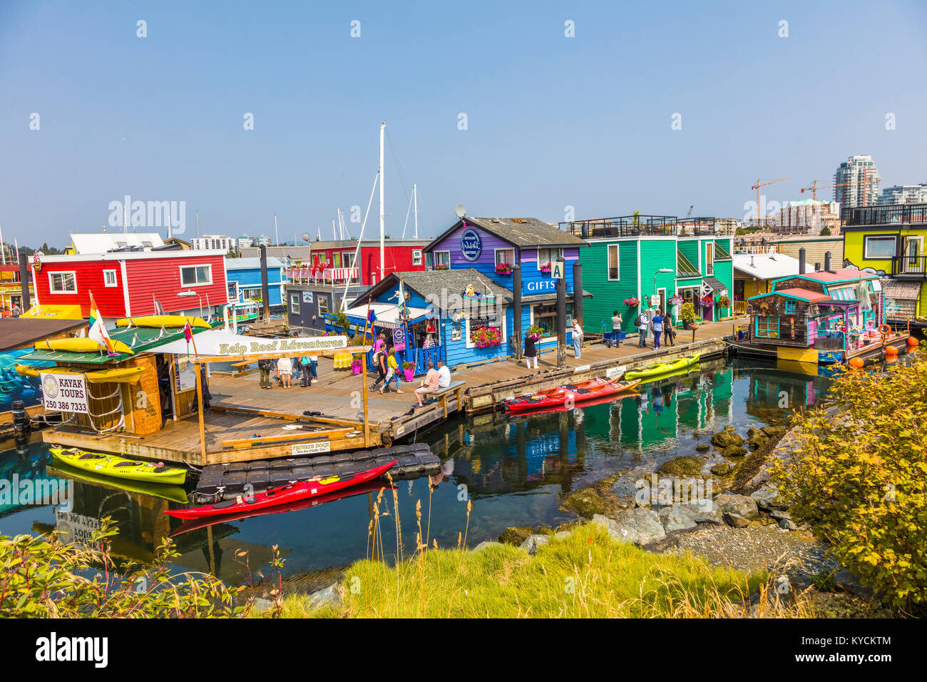 Fisherman Wharf in Victoria Canada una attrazione turistica con cibo chioschi, negozi unici e flottazione case o case galleggianti Foto Stock