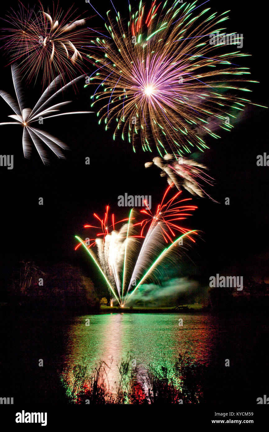 Wiltshire colorati fuochi d'artificio con riflessi di un lago Foto Stock