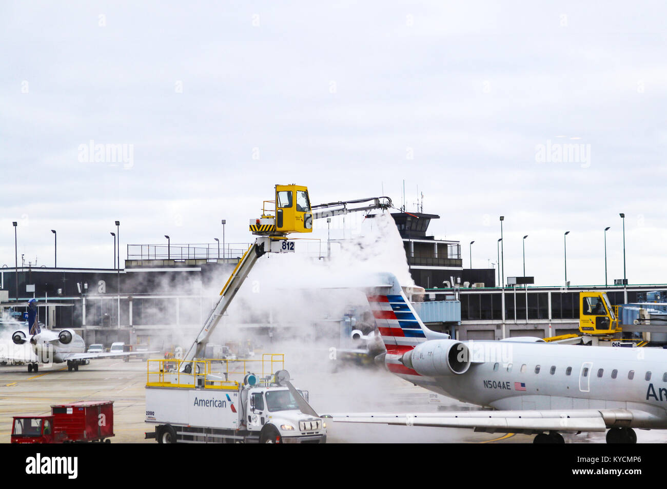 Gru extended high di de-ice coda del velivolo in aeroporto OHare in Chicago Illinois USA 1 - 12 - 2018 Foto Stock