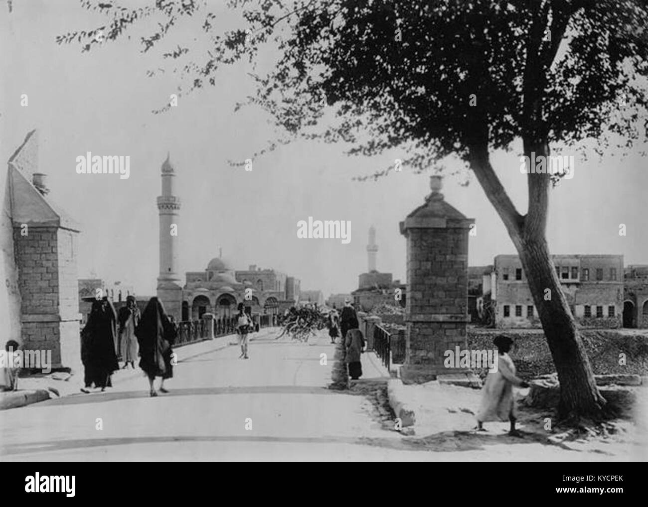 Una fotografia dello storico ponte sul fiume Eufrate a Deir-ez-Zor, Siria, mostra la struttura ad arco in pietra che collega entrambe le sponde. Il ponte è una caratteristica importante delle prime infrastrutture regionali e delle rotte commerciali locali. Foto Stock