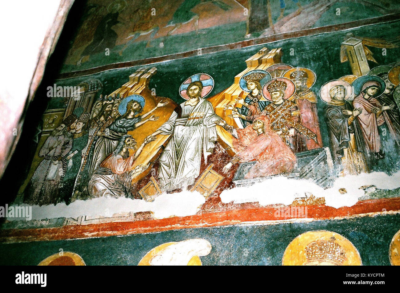 Immagini grandangolari della navata e della cupola della Chiesa di San Demetrio rivelano una pianta a croce e ampie decorazioni murali all'interno del complesso monastico medievale di Markova Sušica. Foto Stock