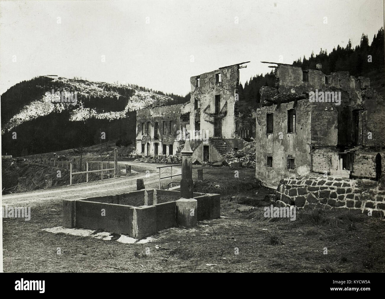 Fotografia che documenta la distruzione nell'area di Paneveggio durante la prima guerra mondiale. Foto Stock