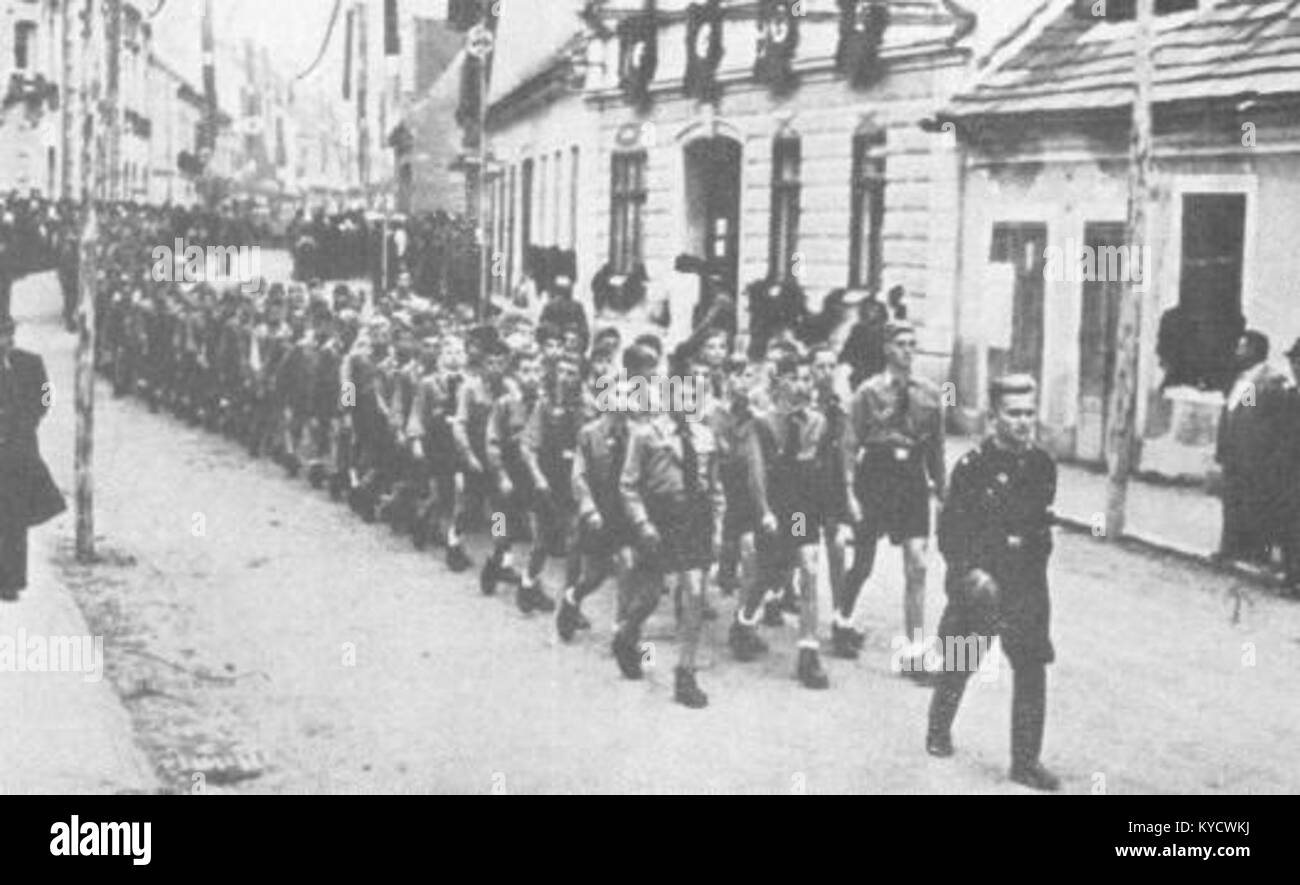Una fotografia storica di una parata della Gioventù hitleriana tenutasi a Brežice, in Slovenia, durante il periodo dell'occupazione tedesca nella seconda guerra mondiale Foto Stock