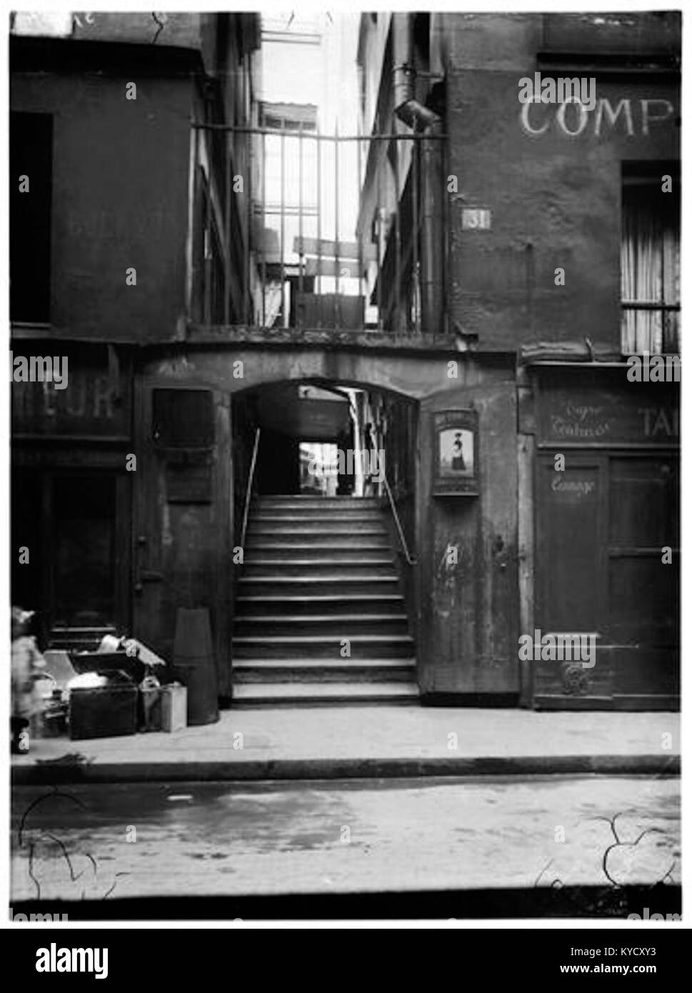 L'immagine del passaggio Hulot nel primo arrondissement di Parigi rivela una stretta galleria coperta tra edifici, con negozi, dettagli in ferro battuto, copertura in vetro e accesso pedonale, tipico dell'architettura urbana parigina del diciannovesimo secolo. Foto Stock