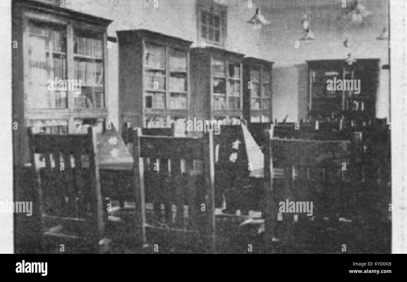 Questa fotografia interna mostra la sala lettura del Dipartimento di inglese della Biblioteca dell'Università di Pechino, con file di tavoli da studio, scaffali, alte finestre e la disposizione istituzionale caratteristica delle biblioteche accademiche della metà del XX secolo in Cina. Foto Stock