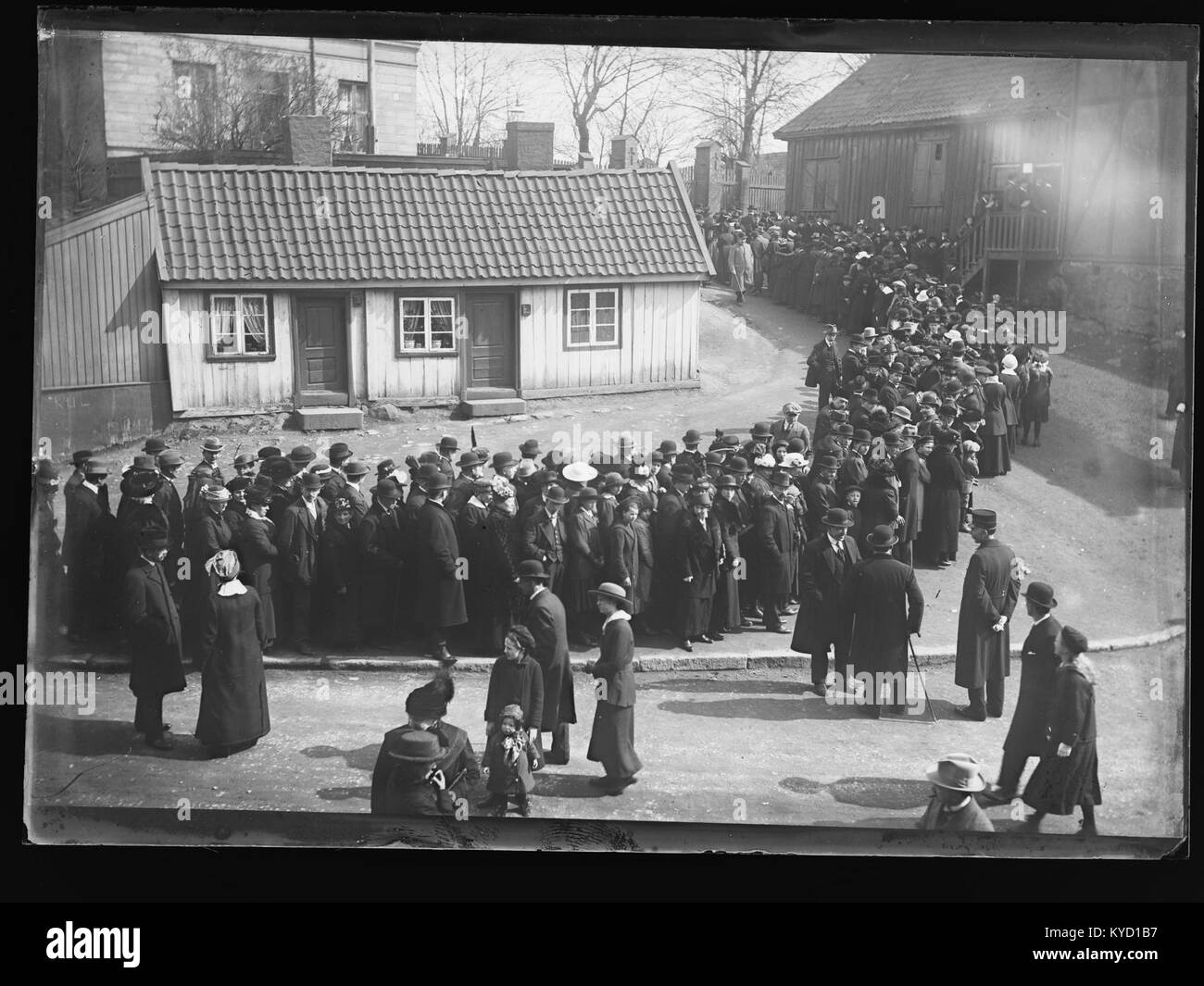 Fotografia che mostra persone in coda in un evento sconosciuto, probabilmente in Norvegia, che cattura un momento di incontro pubblico e contesto sociale. Foto Stock