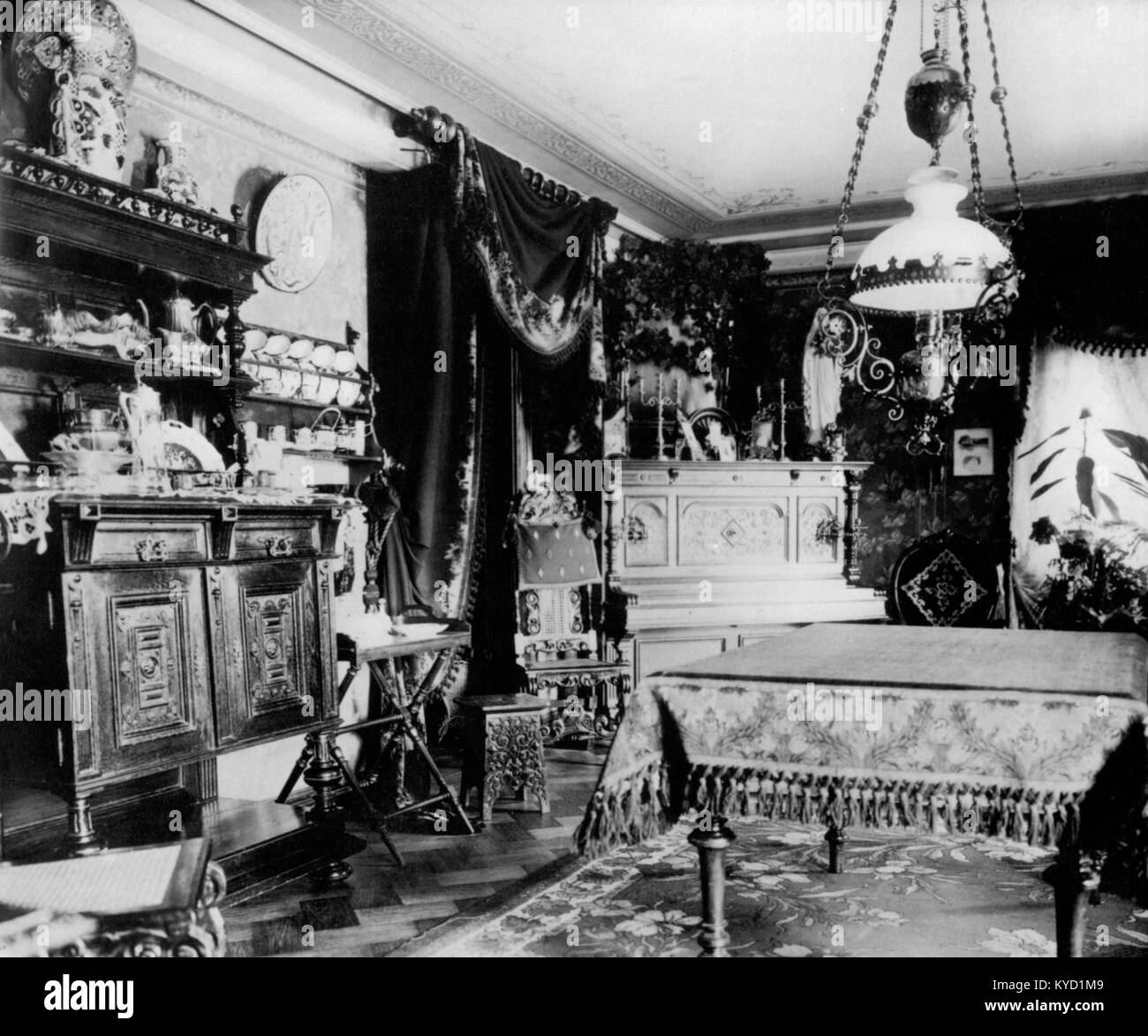 Un'opera di Peter Scherer raffigurante una scena interna borghese, che riflette la vita domestica europea del XIX secolo, i mobili e la rappresentazione artistica degli spazi abitativi della classe media. Foto Stock