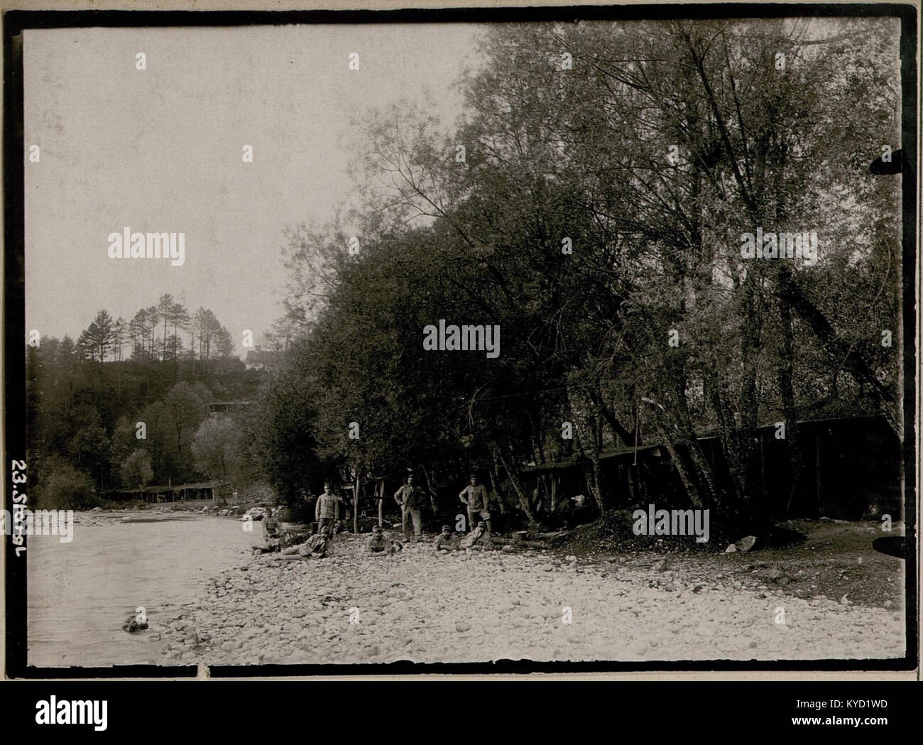 Questa immagine dell'era della prima guerra mondiale mostra le strutture di stabulazione di cavalli di una batteria di artiglieria turca a Tolmein (Tolmin) sul fronte dell'Isonzo, riflettendo l'infrastruttura logistica delle unità di combattimento ottomano-austro-ungariche. Foto Stock