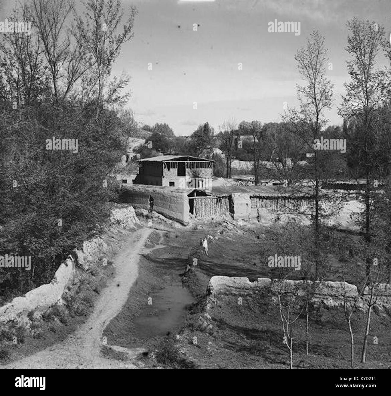 Una fotografia storica di PG Kishlak vicino a Samarcanda, Turkestan, raffigurante un tradizionale insediamento rurale dell'Asia centrale, che mostra case, paesaggi e vita quotidiana tipica della regione. Foto Stock