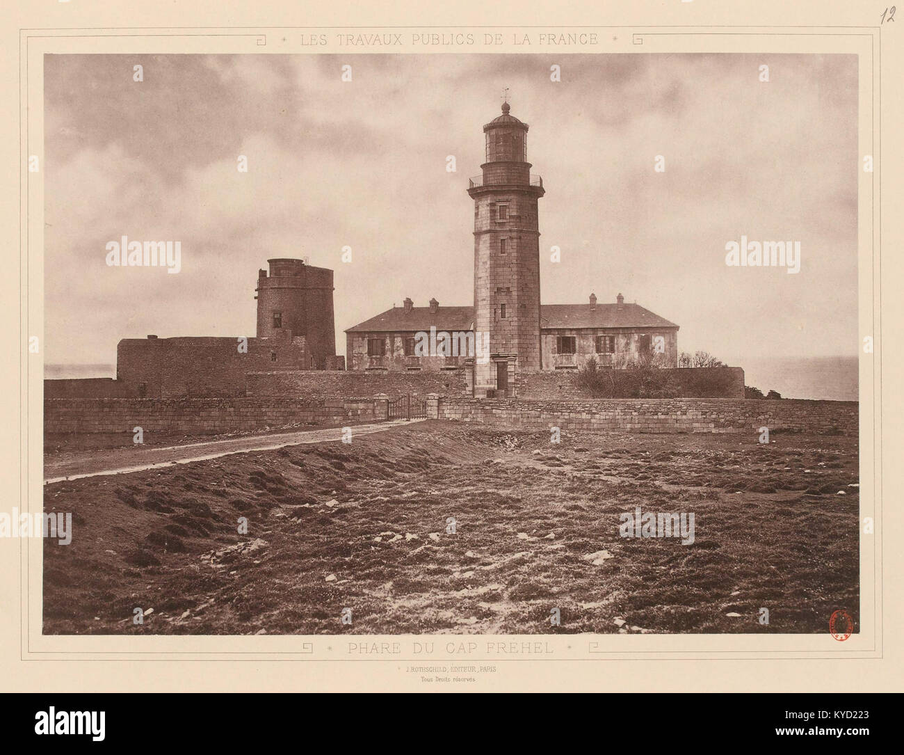 Il Phare du Cap Fréhel è un faro situato a Cap Fréhel in Bretagna, Francia. Funge da importante punto di riferimento per la navigazione e monumento storico lungo la costa francese. Foto Stock