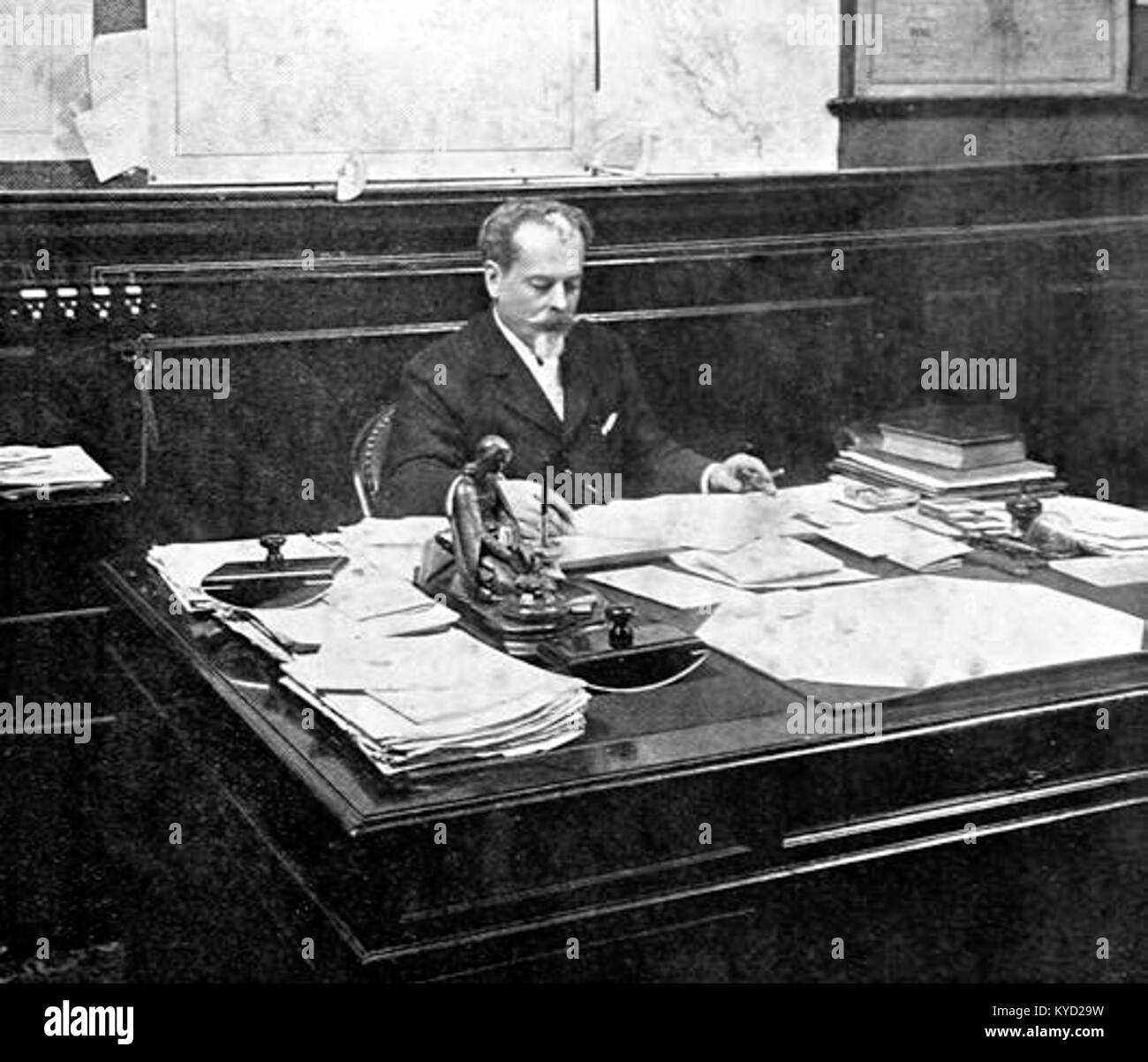 Una fotografia storica di Nicolás de Piérola, presidente del Perù, nel suo ufficio presidenziale. L'immagine cattura l'ambientazione politica e la leadership della fine del XIX secolo durante la sua amministrazione. Foto Stock