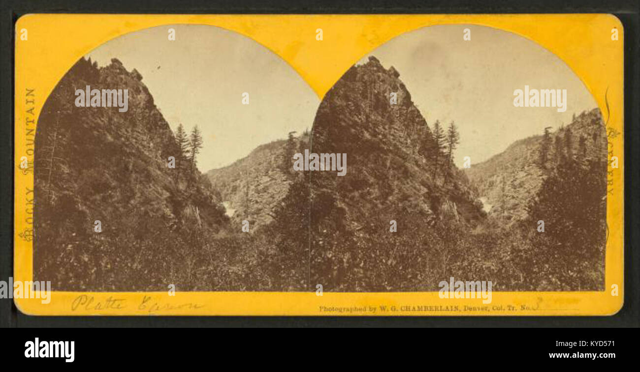Questa fotografia di William Gunnison Chamberlain cattura l'aspro paesaggio del Platte Canyon nel West americano, mostrando ripide pareti rocciose e il profondo terreno del canyon caratteristico della topografia della regione. Foto Stock