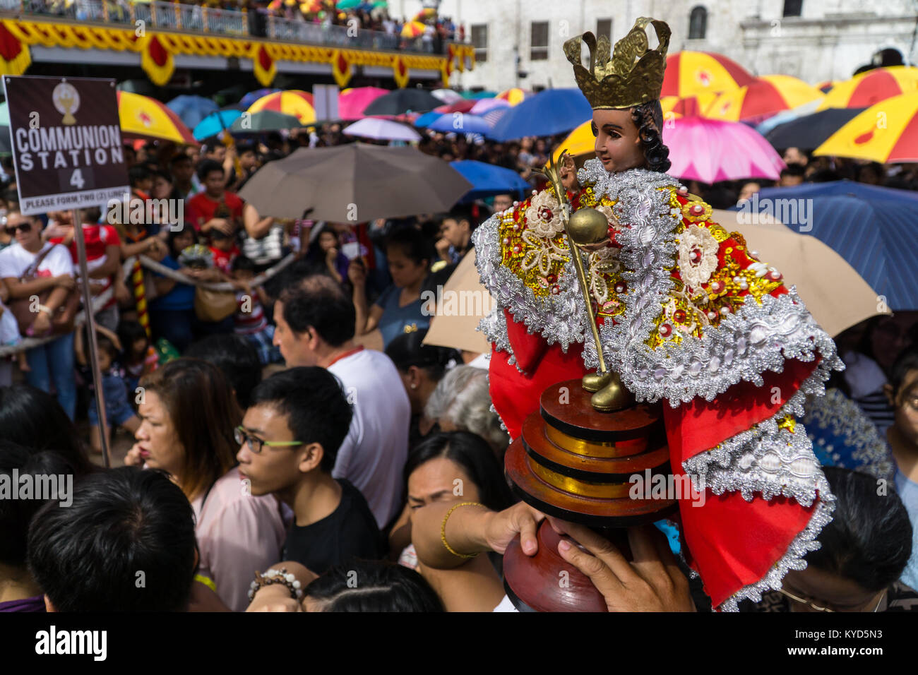 Cebu City, Filippine. 14 gennaio, 2018. Chiudere l immagine del Santo Nino figurina.come parte di Il Sinulog 9 giorni di festa religiosa,i cattolici filippini si riuniscono per la mattina presto la messa domenicale portando con loro Santo Nino figurine,repliche di Gesù bambino.La credenza in questa effige risale al tempo di explorer Ferdinand Magellan che ha dato la statuetta originale come un dono quando ha atterrato nel 1521 a Cebu. Credito: galleria immagini2/Alamy Live News Foto Stock