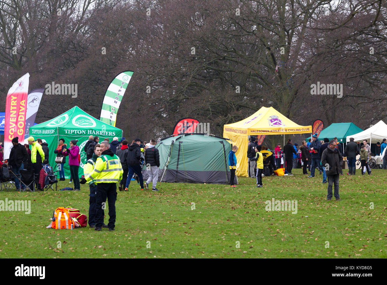 Northampton. U.K. Abington park. 14 gennaio 2018. West Midlands giovane atleta Cross Country campionato su una grigia mattina inverni, squadre da tutto il West Midlands competere in 8 gare di distanze diverse per i diversi gruppi di età intorno al parco di questa mattina. Credito: Keith J Smith./Alamy Live News Foto Stock