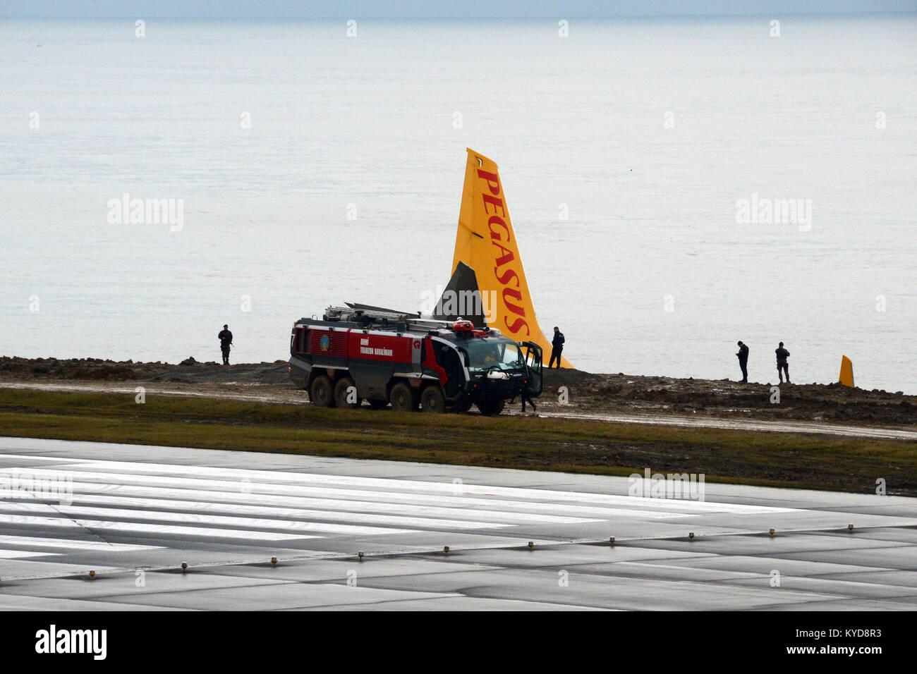 Trabzon. Xiv gen, 2018. Foto scattata a gennaio 14, 2018 mostra il sito di incidente in cui un Pegasus Airlines aereo skidded fuori pista a Trabzon aeroporto dal Mar Nero a Trabzon, Turchia. Un piano di passaggio che appartiene alla Turchia di Pegasus Airlines skidded fuori pista di Trabzon aeroporto sabato e si è conclusa verso il basso fino a metà su un ripido pendio verso il Mar Nero, turco media riportati di domenica. Credito: Xinhua/Alamy Live News Foto Stock