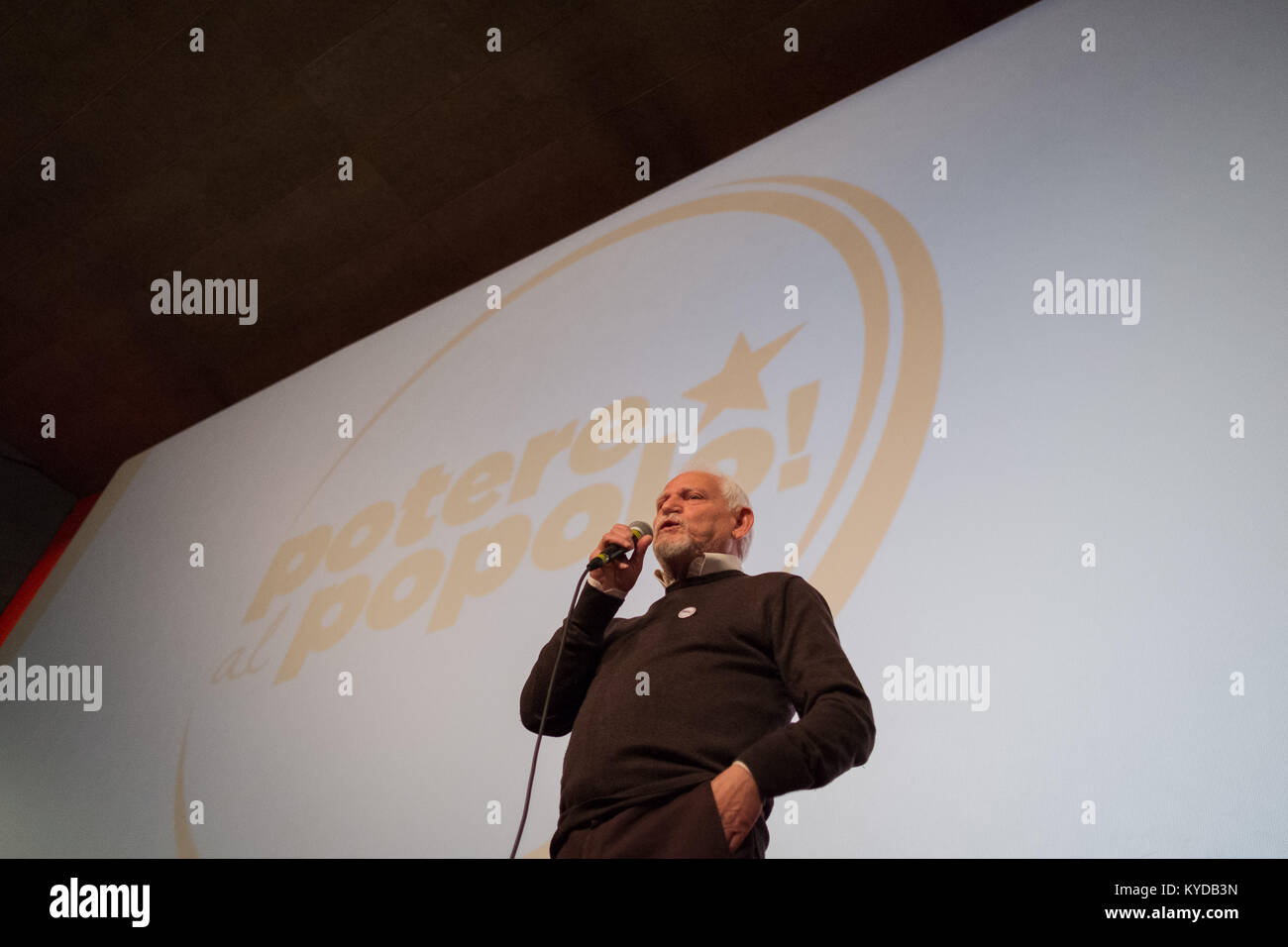 Napoli, Italia. Xiv gen, 2018. Giuseppe Aragno durante il suo discorso sul palco. Con le prossime elezioni politiche nazionali impostato per il mese di marzo la campagna elettorale inizia ufficialmente. A Napoli c'è una nuova realtà politica rappresentata da giovani studenti, lavoratori precari, Disoccupati, sindacalisti e ex attivisti e comunisti. Credito: Claudio Menna/SOPA/ZUMA filo/Alamy Live News Foto Stock