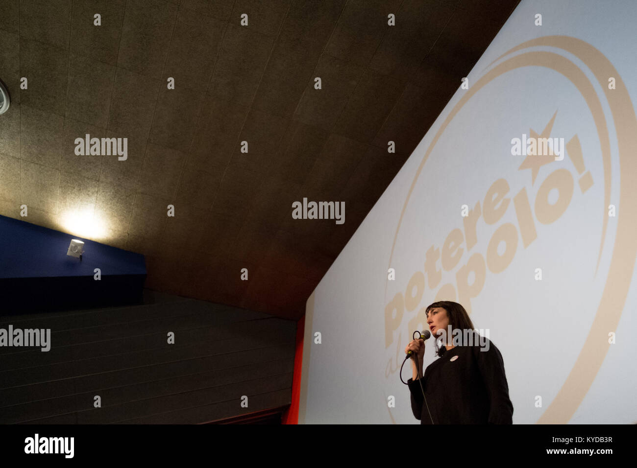 Napoli, Italia. Xiv gen, 2018. Viola Carofalo, candidato alla lista civica ''Potere al popolo'' è visto sul palco durante la presentazione della loro campagna elettorale.a Napoli c'è una nuova realtà politica rappresentata da giovani studenti, lavoratori precari, Disoccupati, sindacalisti e ex attivisti e comunisti. Credito: Claudio Menna/SOPA/ZUMA filo/Alamy Live News Foto Stock