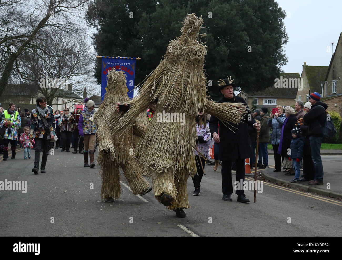 Whittlesey, Cambridgeshire, Regno Unito. Xiii gen, 2018. La paglia Bear Festival processione in Whittlesey, Cambridgeshire, Regno Unito, il 13 gennaio 2018. La paglia Whittlesea Bear festival celebra il vecchio aratro Fenland custom di sfilando paglia porta in giro per la città ogni anno a gennaio. Questo Festival accade durante il primo fine settimana dopo l'aratro lunedì. La processione, guidato dall'orso di paglia, ha oltre 250 ballerini, musicisti e performer. Essi svolgono tradizionale Molly, Morris, intasare e spada dancing. Credito: Paolo Marriott/Alamy Live News Foto Stock