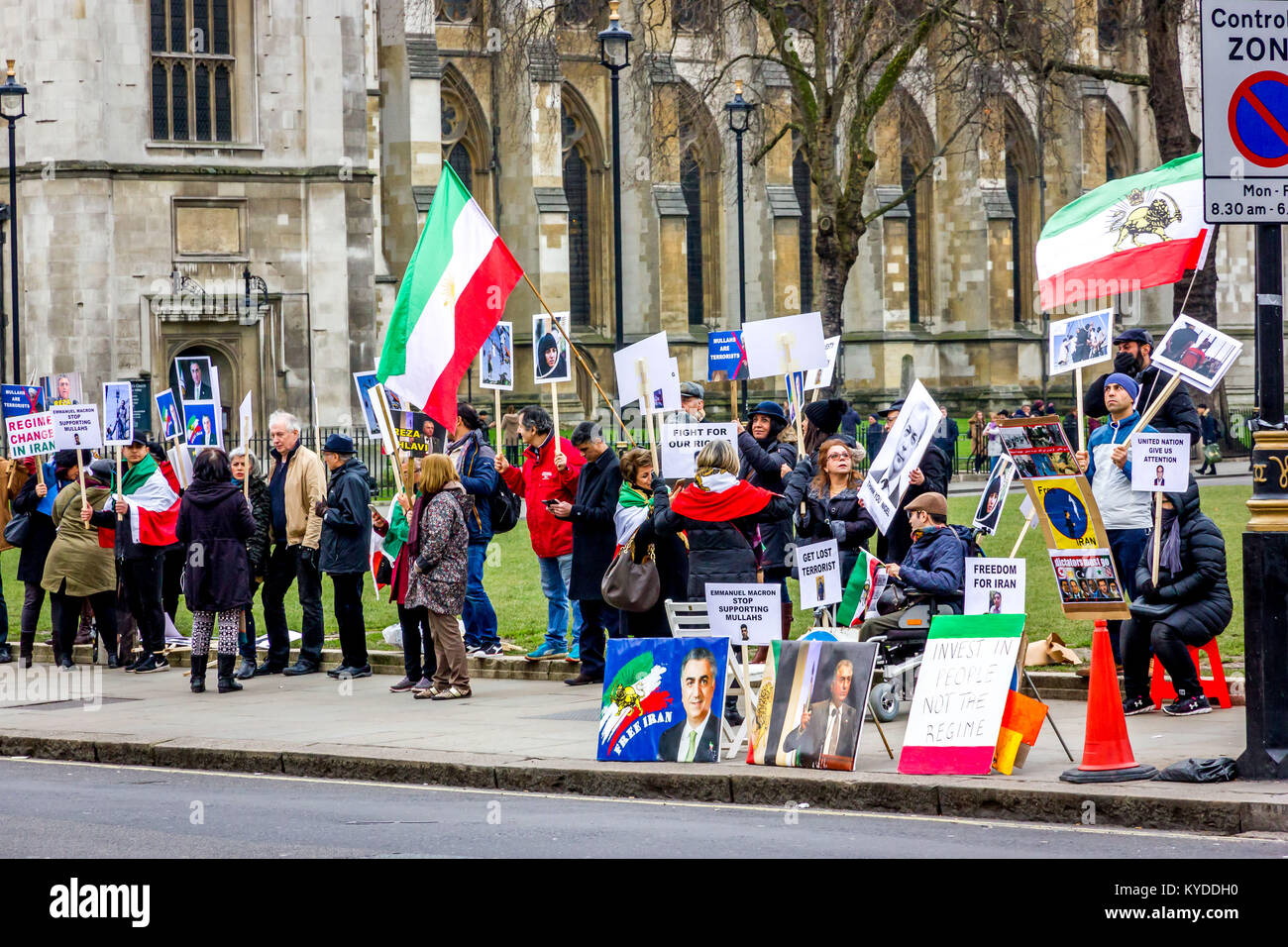 La piazza del Parlamento, Londra, Regno Unito. Xiv gen, 2018. Manifestanti iraniano si riuniscono di fronte al parlamento britannico di edificio a manifestare contro le violazioni dei diritti umani da parte del regime attuale in Iran. Credito: Alan Fraser/Alamy Live News Foto Stock