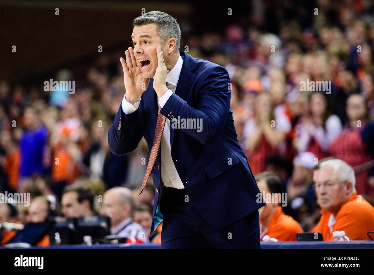 Virginia Cavaliers head coach Tony Bennett durante il NCAA pallacanestro tra la NC membro Wolfpack e la Virginia Cavaliers presso la John Paul Jones Arena di domenica 14 gennaio 2018 a Charlottesville, VA. Giacobbe Kupferman/CSM Foto Stock