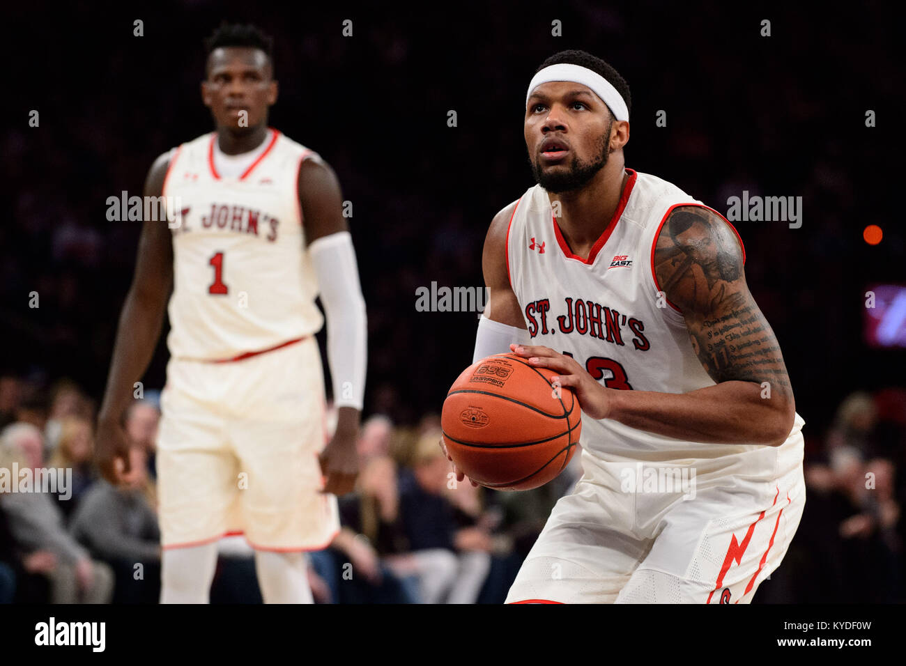 13 gennaio 2018: San Giovanni di Red Storm avanti Marvin Clark II (13) prende un fallo girato durante il gioco tra il Villanova Wildcats e San Giovanni di Red Storm al Madison Square Garden di New York, New York. Credito: Kostas Lymperopoulos/CSM Foto Stock