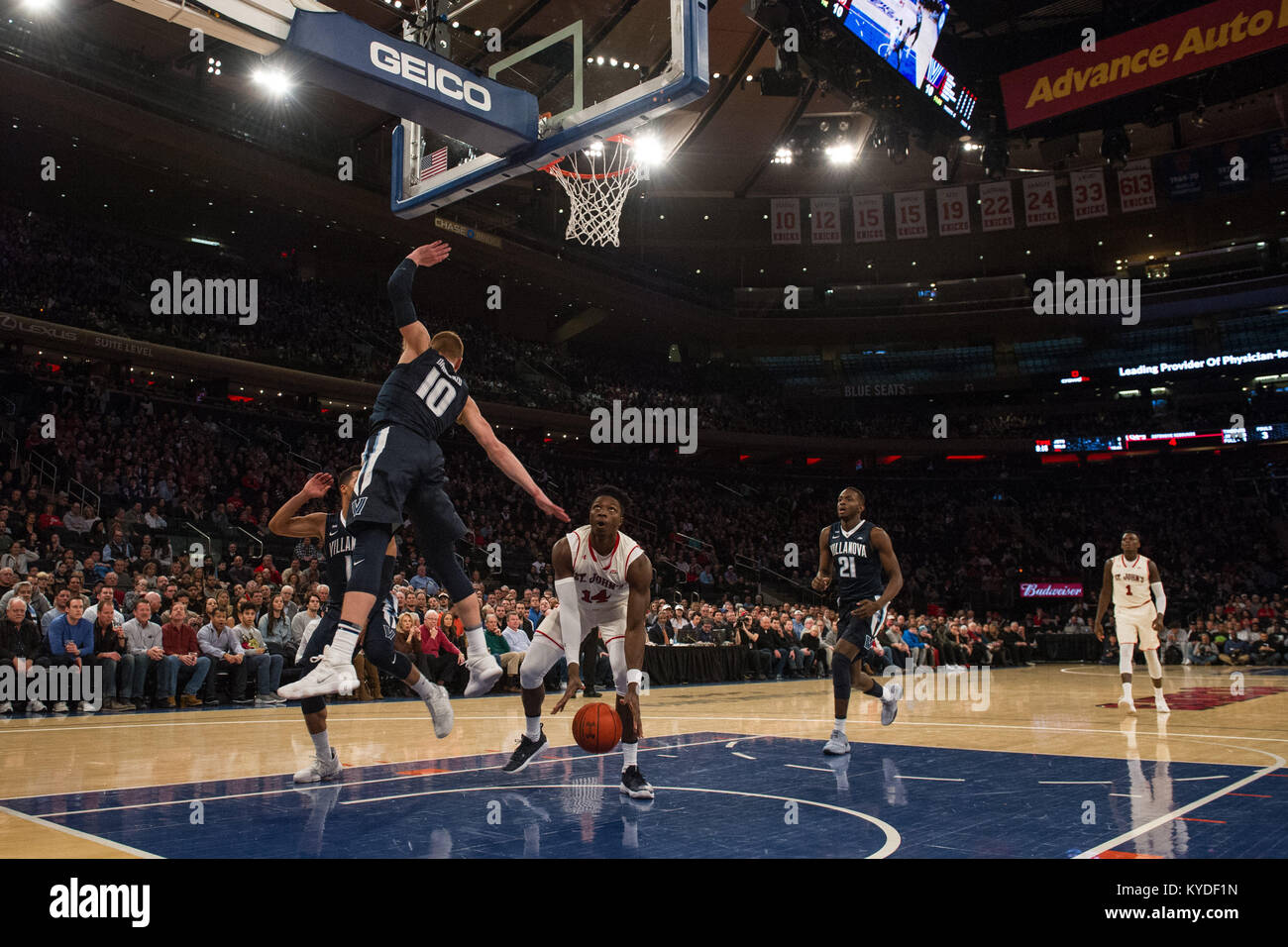 13 gennaio 2018: Villanova Wildcats guard Donte DiVincenzo (10) reagisce come San Giovanni di Red Storm avanti Kassoum Yakwe (14) inizia a salire per un dunk durante il gioco tra il Villanova Wildcats e San Giovanni di Red Storm al Madison Square Garden di New York, New York. Credito: Kostas Lymperopoulos/CSM Foto Stock