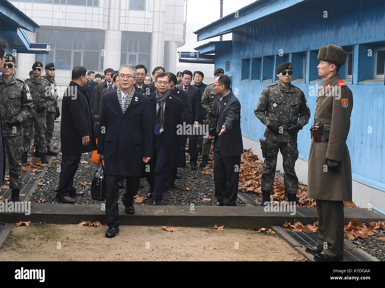 Seoul, Corea del Sud. 15 gennaio, 2018. Lee Woo-sung(parte anteriore), capo del sud coreano delegazione, arriva per colloqui presso il villaggio di tregua di Panmunjom, Gennaio 15, 2018. Credito: Xinhua/Alamy Live News Foto Stock