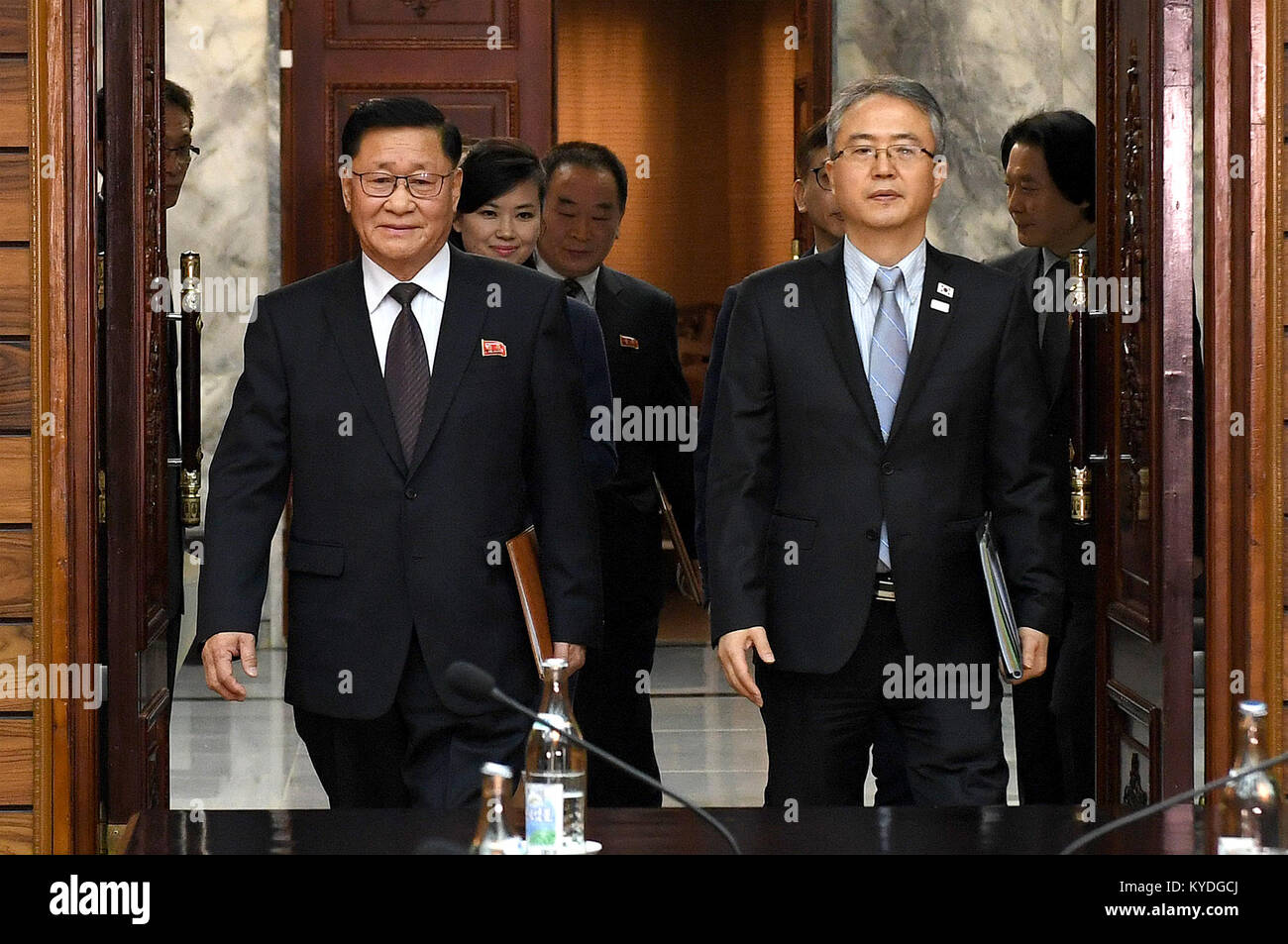 Seoul, Corea del Sud. 15 gennaio, 2018. Lee Woo-sung(anteriore, R), capo del sud coreano la delega e Kwon Bong gancio anteriore(L), a capo della Repubblica Popolare Democratica di Corea (DPRK) delegazione, arrivano per i colloqui presso il villaggio di tregua di Panmunjom, Gennaio 15, 2018. Credito: Xinhua/Alamy Live News Foto Stock