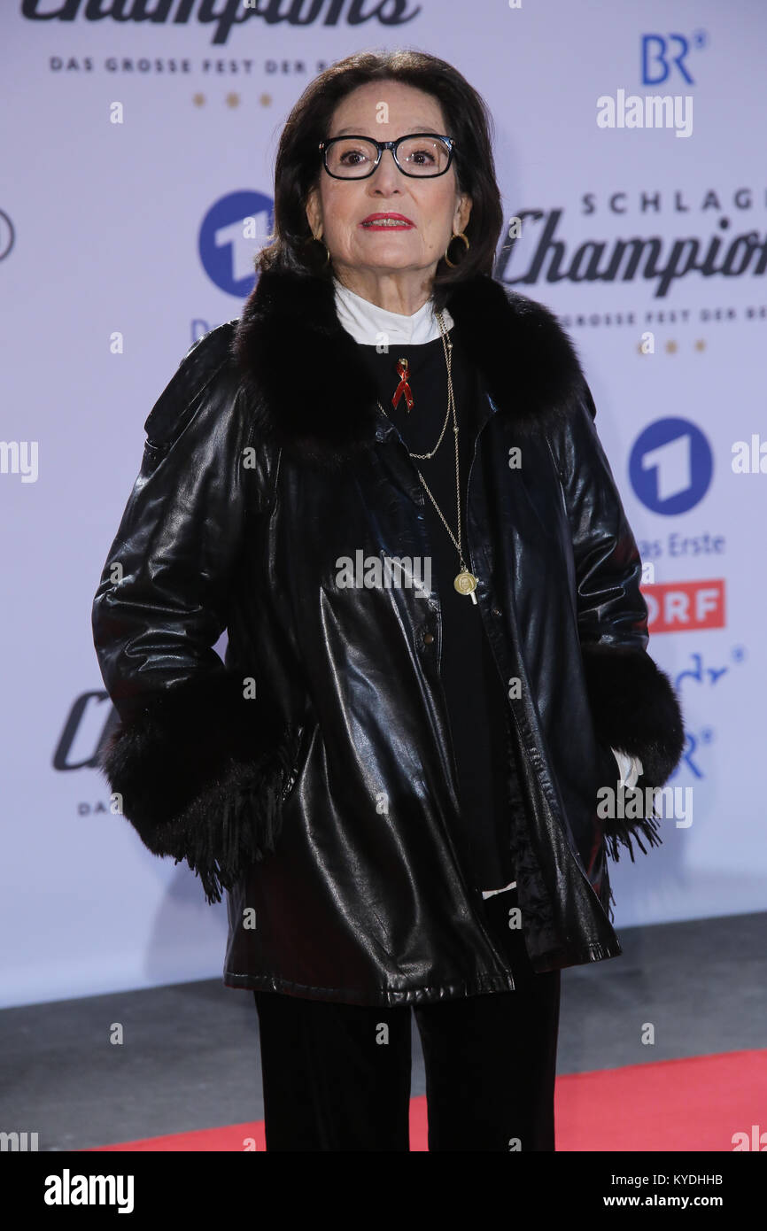 Nana Mouskouri arriva per la TV di un evento di gala " Hit Champions - Grande festa con i migliori' presso il velodromo di Berlino, Germania, 13 gennaio 2018. Foto: Carl Seidel/dpa-Zentralbild/ZB Foto Stock