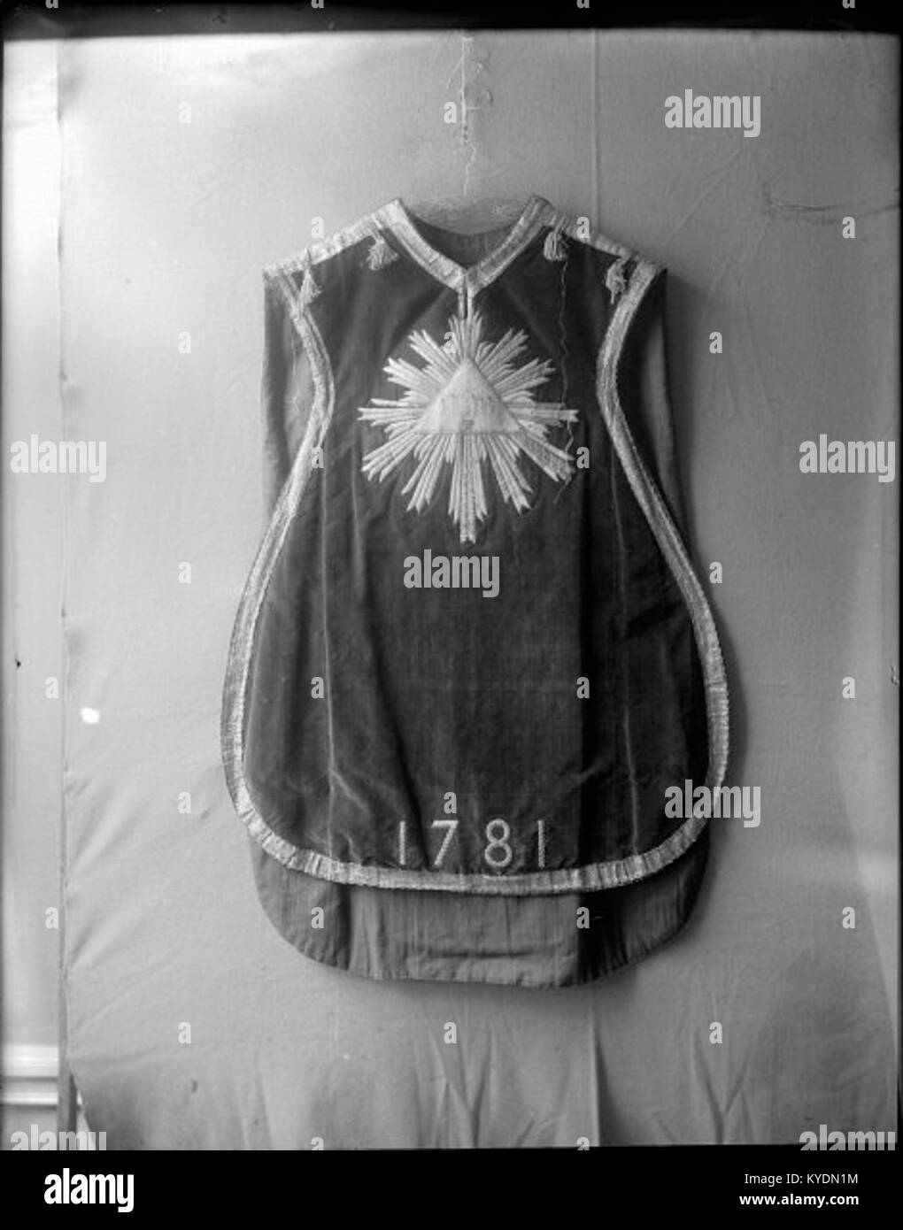 La chiesa di Svärdsjö nella contea di Dalarna, Svezia, è una chiesa storica in pietra conosciuta per le sue origini medievali, il tradizionale campanile in legno e i dipinti interni. L'edificio riflette l'architettura ecclesiastica svedese e l'artigianato regionale. Foto Stock