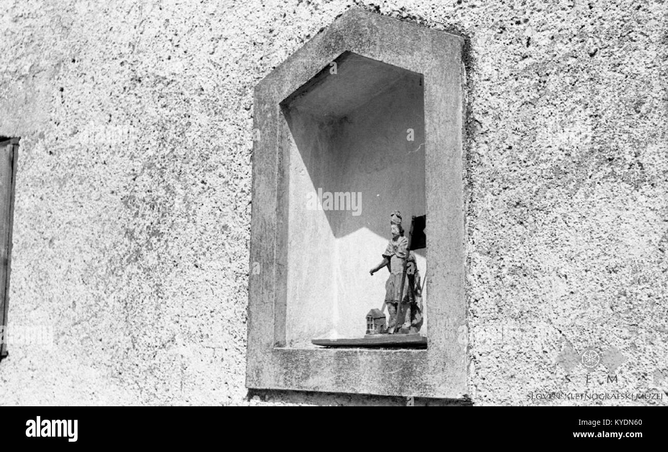 Un'opera d'arte del 1959 intitolata 'SV. Florjan na stali (hlevu) u Humu, che raffigura San Floriano in una stalla rurale, simboleggia la protezione degli agricoltori e dei loro mezzi di sussistenza. Foto Stock