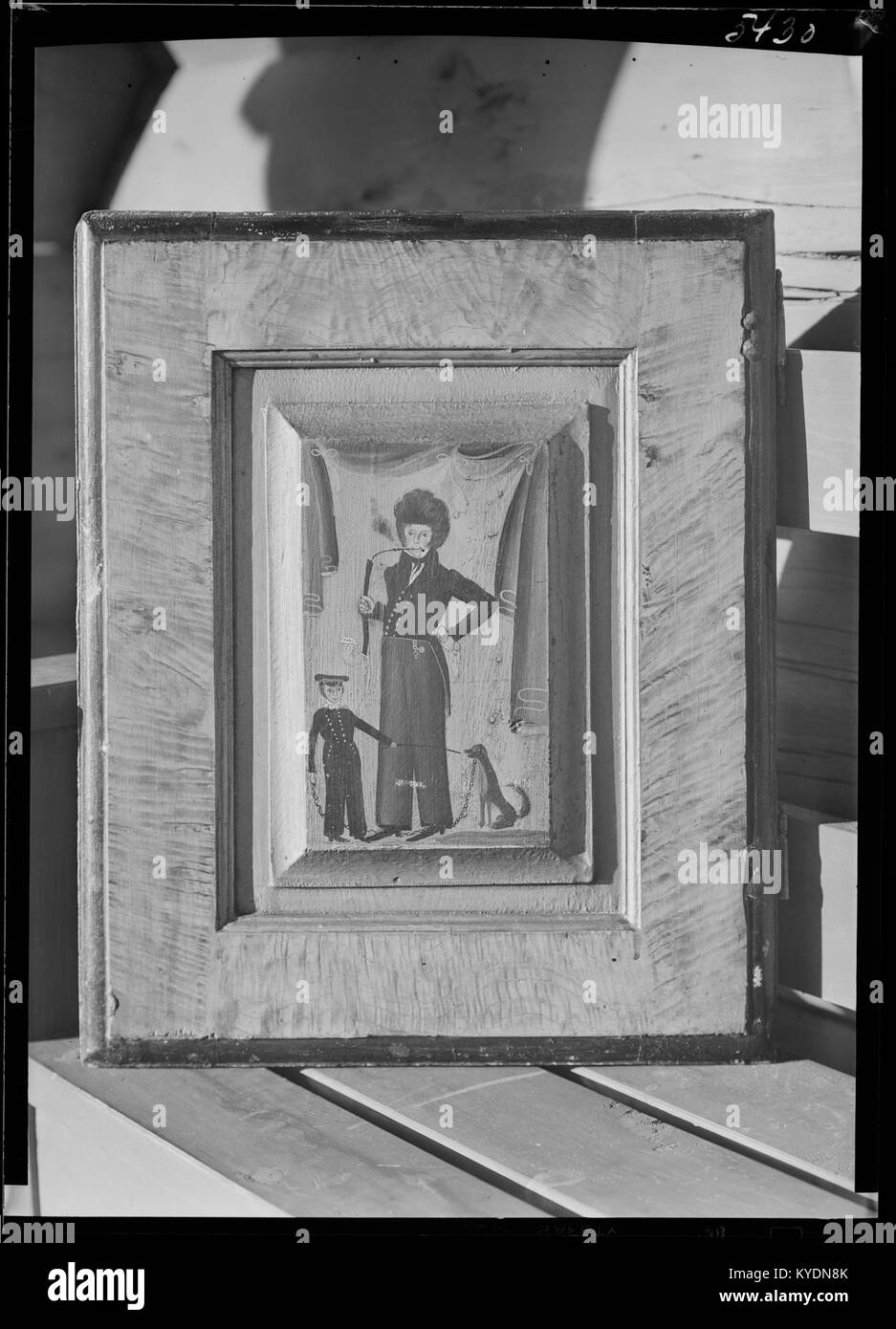 Una fotografia digitale del 2015 dell'archivio norvegese del Museo Kulturhistorisk mostra la vecchia porta («skapdør») dello Svalastog Haddeland a Rauland, Norvegia, documentata da Bjørn Bjålid. Foto Stock