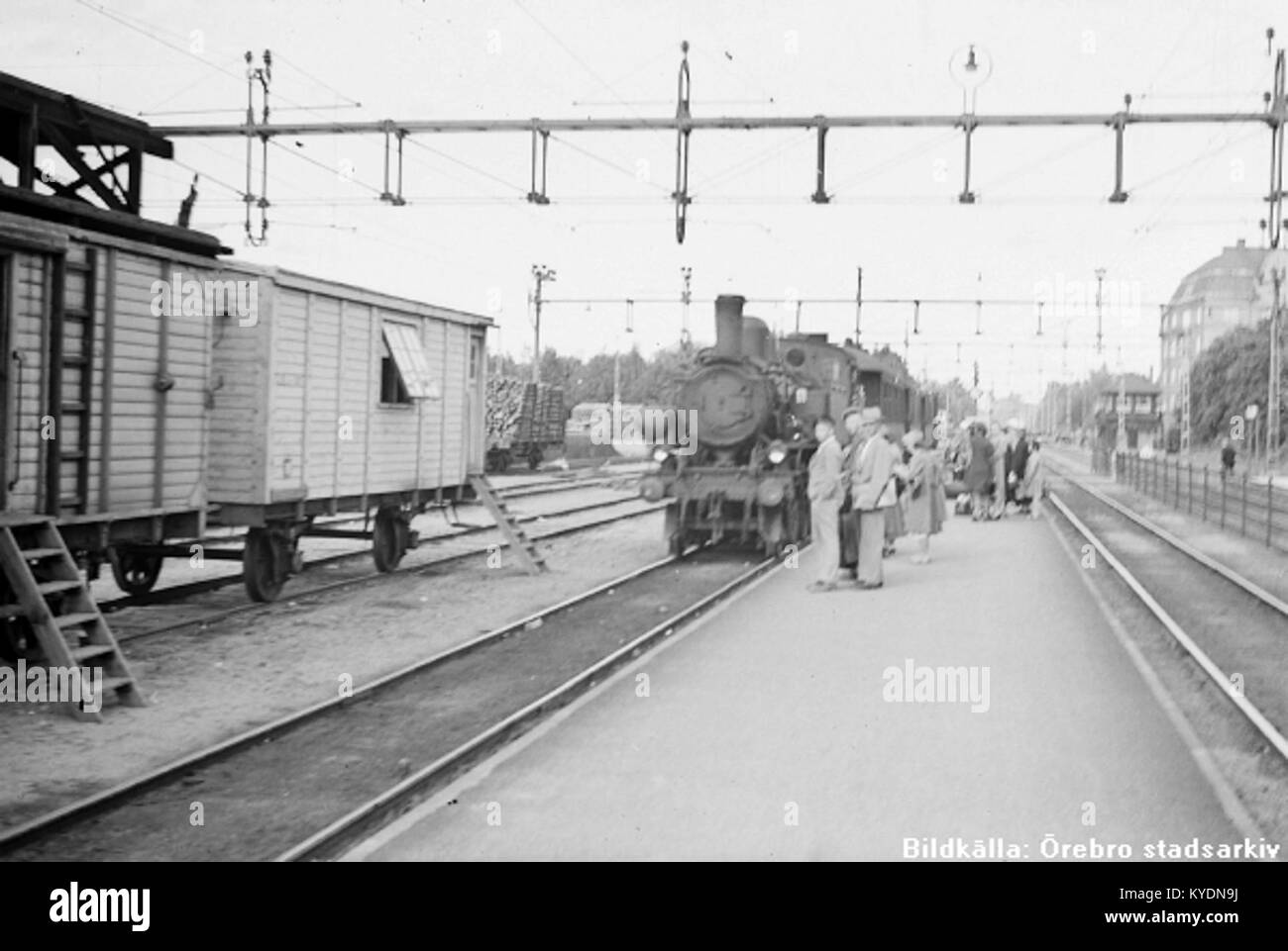 Una fotografia del 1937 del treno Svartå, Svezia, che mostra la locomotiva e le carrozze passeggeri, illustrando il trasporto ferroviario del paese all'inizio del XX secolo. Foto Stock