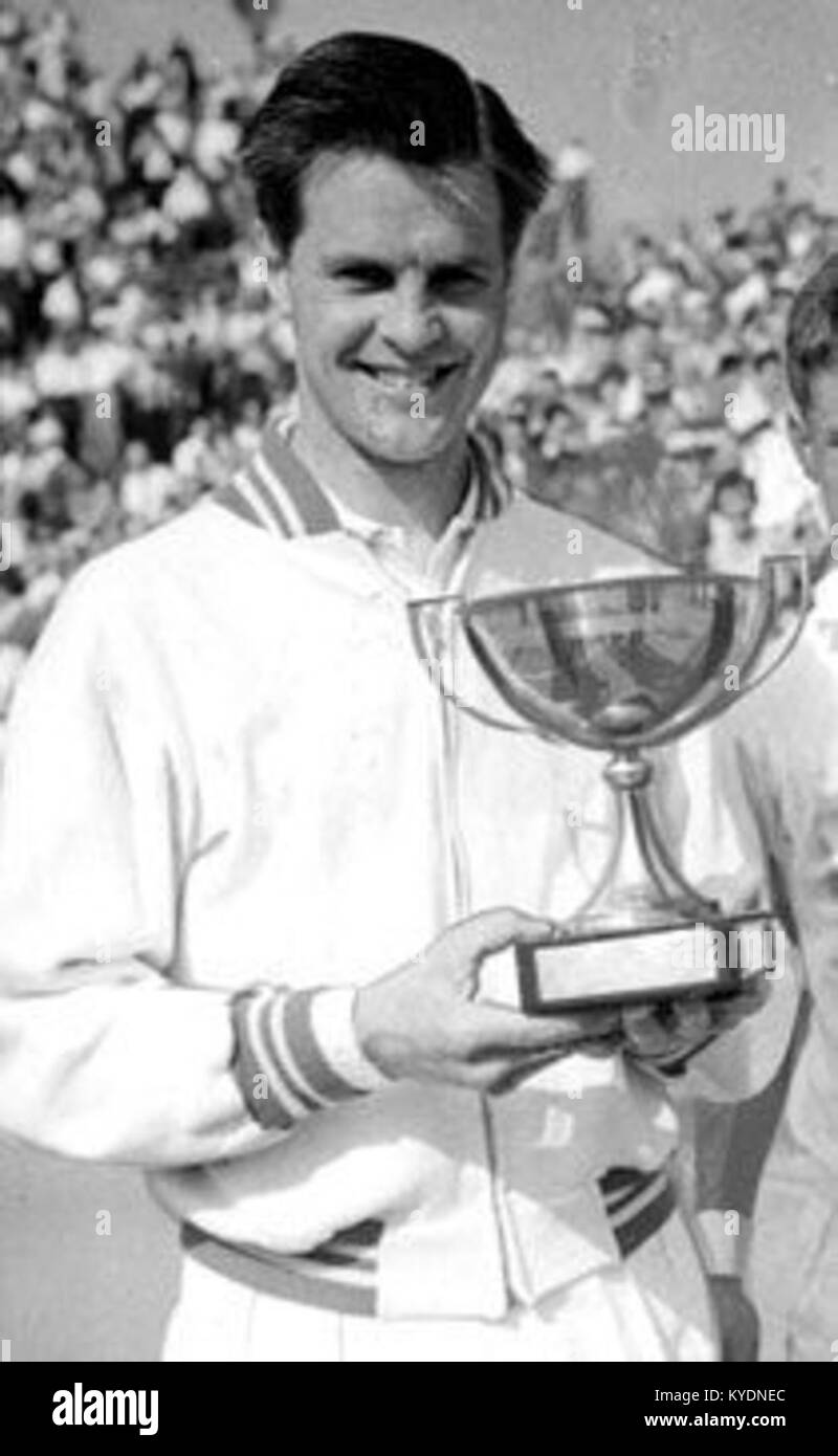 Sven Davidson è stato un tennista svedese noto per aver vinto i Campionati di Francia del 1957, segnando un importante successo nella storia del tennis svedese. Foto Stock