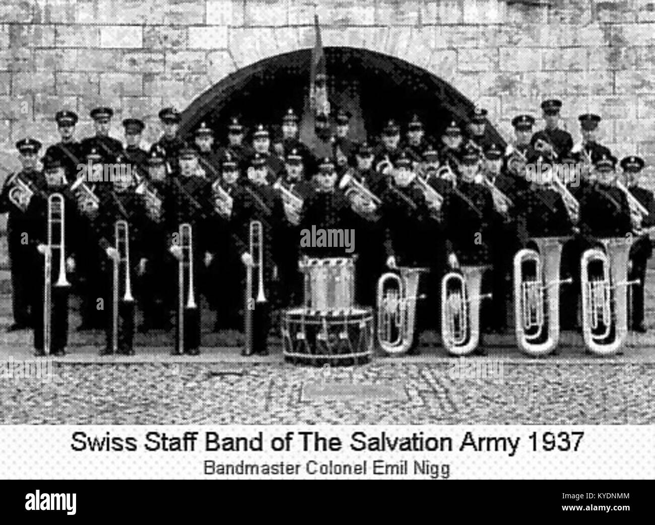 Una fotografia del 1937 della banda dello staff svizzero dell'Esercito della salvezza, che mostra i membri con i loro strumenti di ottone. La band è nota per le sue esibizioni che promuovono i valori religiosi e sociali attraverso la musica. Foto Stock