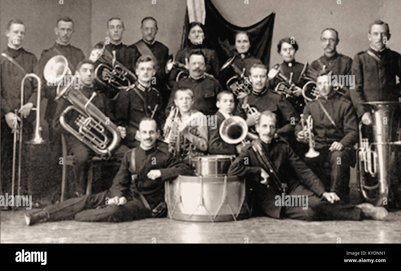 Una fotografia del 1918 della Cittadella Band di Zurigo in Svizzera, che mostra musicisti con strumenti di ottoni in uniforme, che rappresentano la cultura musicale svizzera dell'inizio del XX secolo. Foto Stock