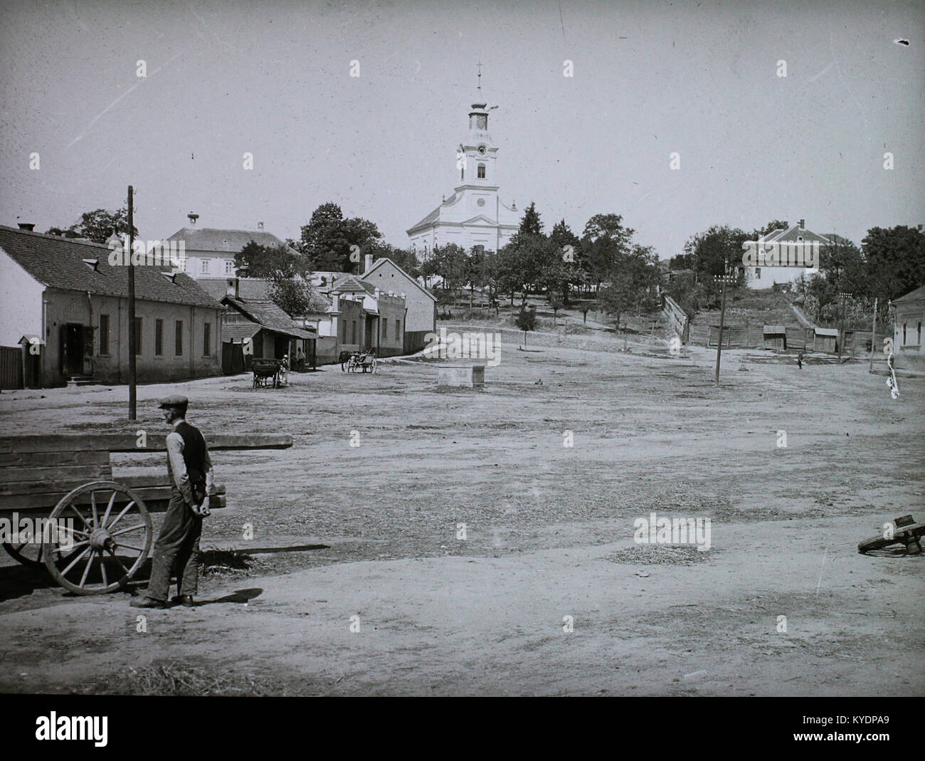 Szemben un katolikus templom, balra un plébánia épülete. Fortepan 95148 Foto Stock